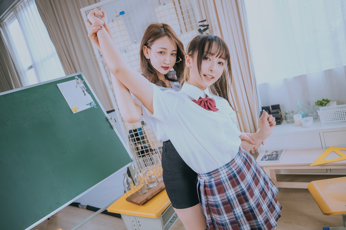 xgyw.top_萝莉美女神楽板真冬百合教室主题教室里师生情主题性感白T配黑丝袜诱惑写真150P
