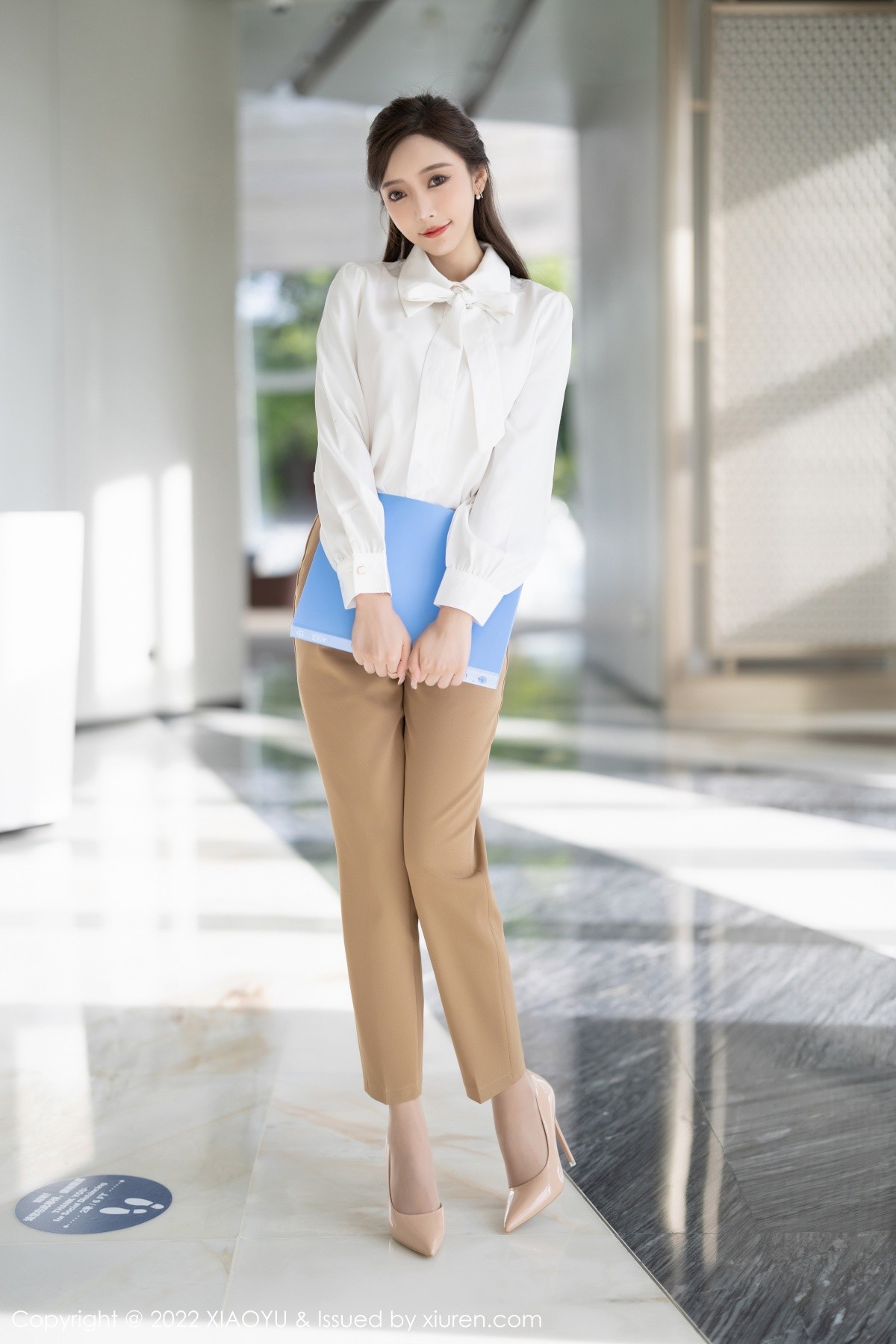 xgyw.top_[XiaoYu画语界]Vol.852_女神王馨瑶yanni性感白T配长裤半脱露粉色蕾丝内衣惹火诱惑写真81P