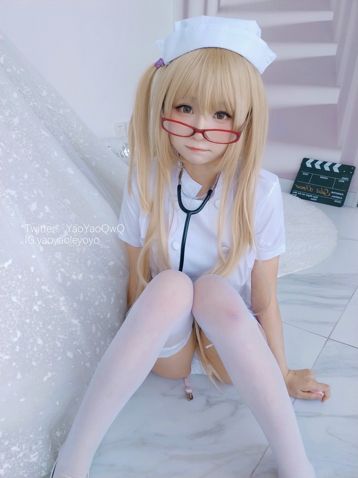 xgyw.top_网络美女软妹摇摇乐治愈不愉快主题私房护士装半脱露白色蕾丝吊袜诱惑写真89P