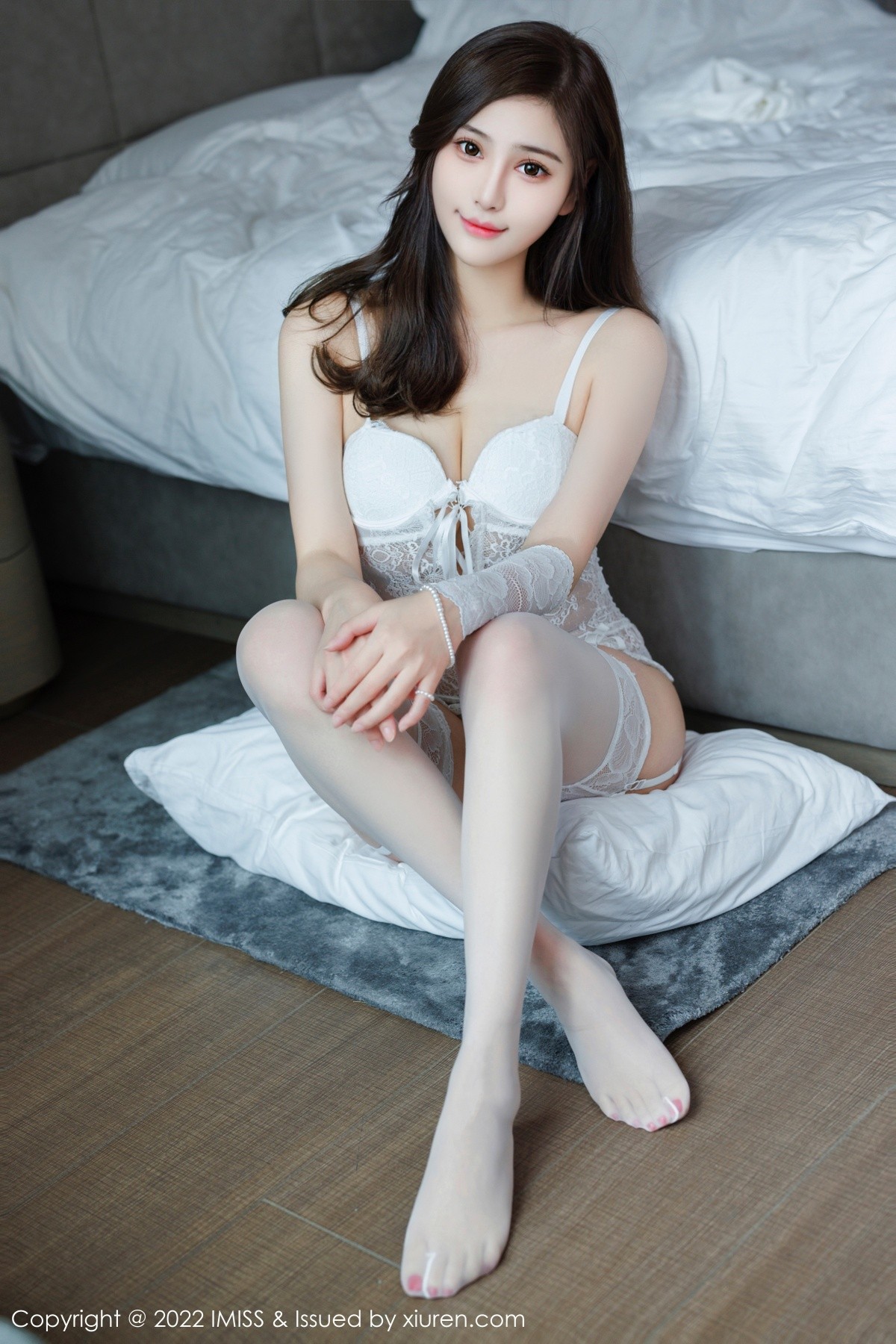 xgyw.top_[IMISS爱蜜社]Vol.696_气质女神Lavinia肉性感白色睡裙配白色丝袜秀凹凸身材诱惑写真36P
