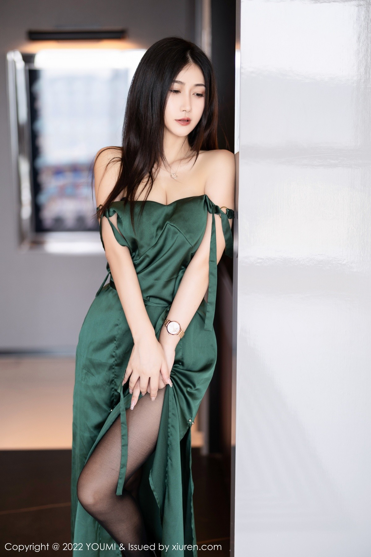 xgyw.top_[YouMi尤蜜荟]Vol.837_模特laura阿姣脱性感暗绿色长裙露黑色蕾丝内衣超薄黑丝诱惑写真70P