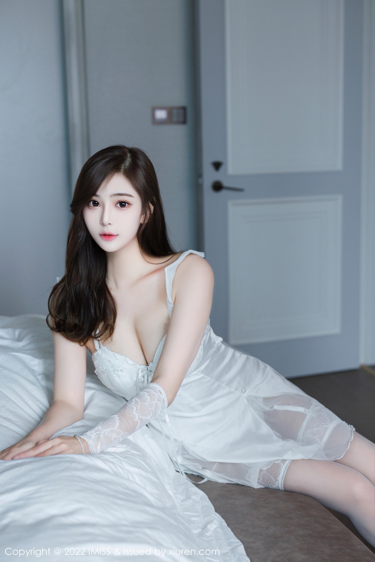 xgyw.top_[IMISS爱蜜社]Vol.696_气质女神Lavinia肉性感白色睡裙配白色丝袜秀凹凸身材诱惑写真36P