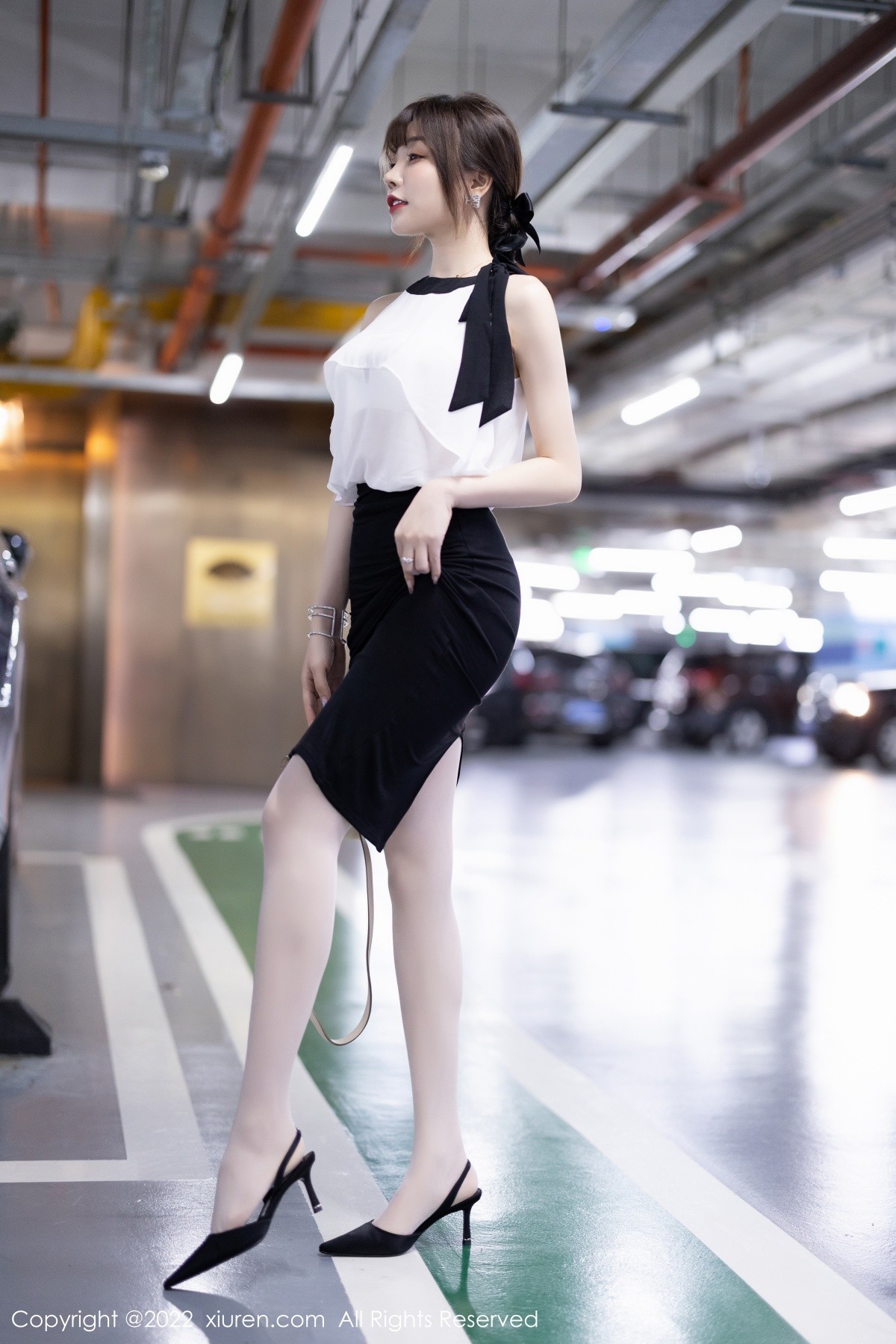 xgyw.top_XiuRen第5500期_女神徐莉芝Booty性感服饰配黑短裙露白色内衣原色丝袜诱惑写真80P