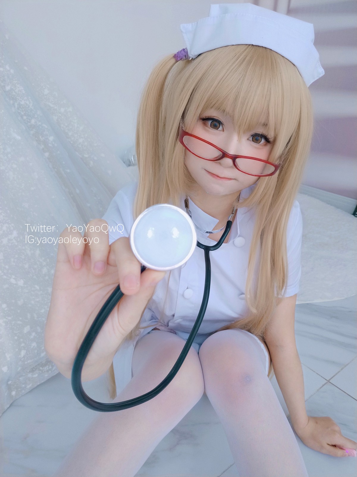 xgyw.top_网络美女软妹摇摇乐治愈不愉快主题私房护士装半脱露白色蕾丝吊袜诱惑写真89P