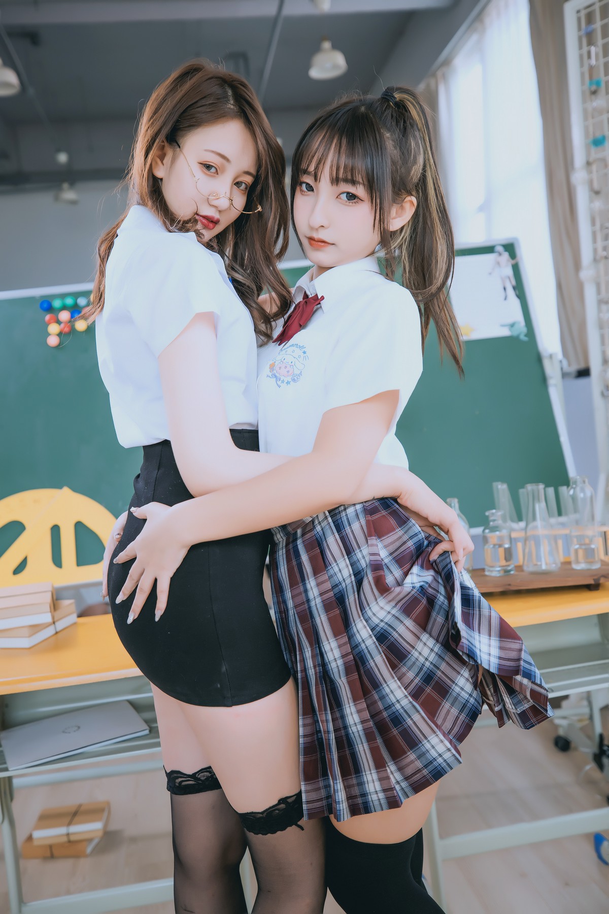 xgyw.top_萝莉美女神楽板真冬百合教室主题教室里师生情主题性感白T配黑丝袜诱惑写真150P