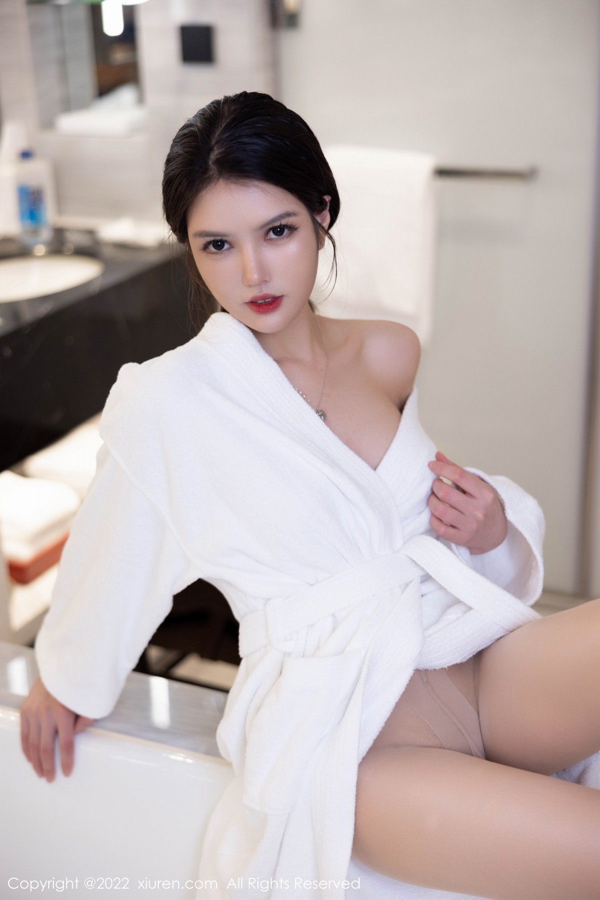 xgyw.top_XiuRen第5522期_模特媛媛酱belle海南心愿旅拍浴室白色睡袍配无内肉丝诱惑写真60P