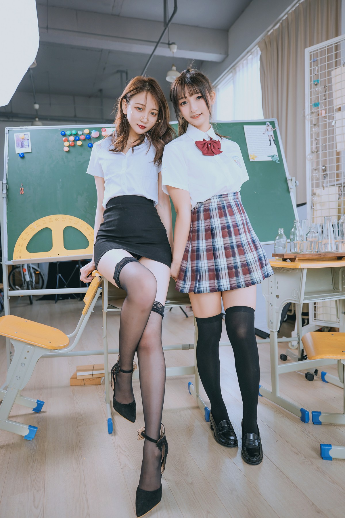 xgyw.top_萝莉美女神楽板真冬百合教室主题教室里师生情主题性感白T配黑丝袜诱惑写真150P