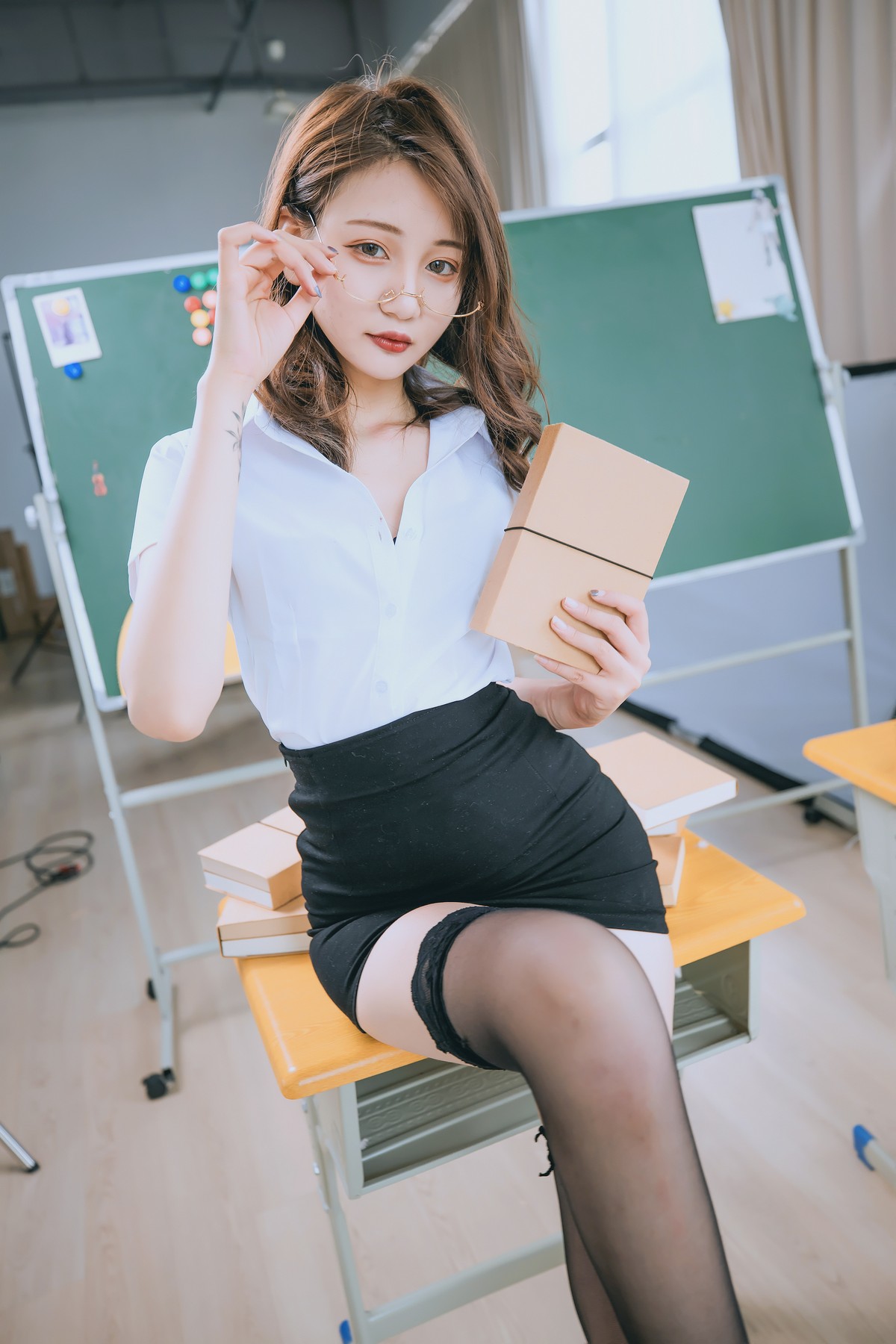 xgyw.top_萝莉美女神楽板真冬百合教室主题教室里师生情主题性感白T配黑丝袜诱惑写真150P