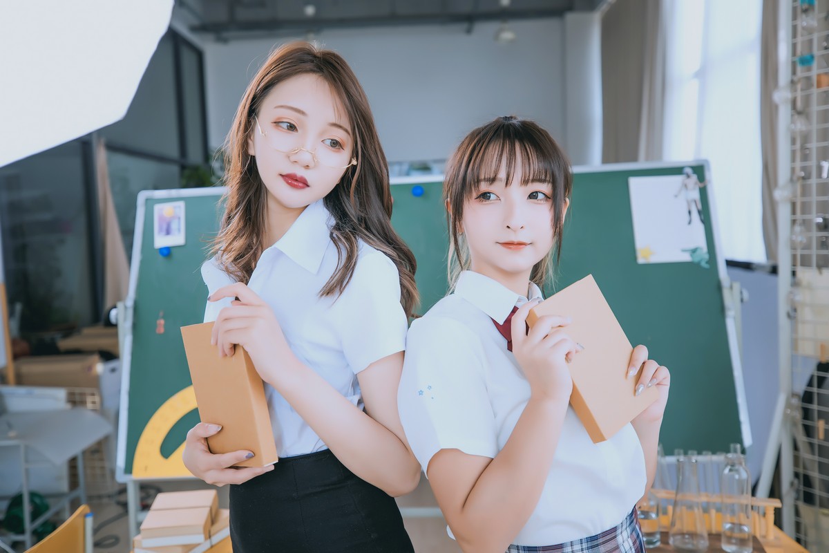 xgyw.top_萝莉美女神楽板真冬百合教室主题教室里师生情主题性感白T配黑丝袜诱惑写真150P