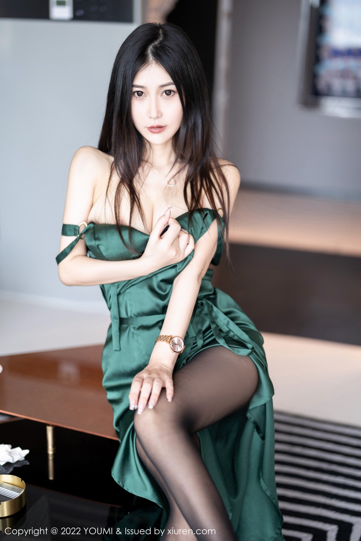 xgyw.top_[YouMi尤蜜荟]Vol.837_模特laura阿姣脱性感暗绿色长裙露黑色蕾丝内衣超薄黑丝诱惑写真70P
