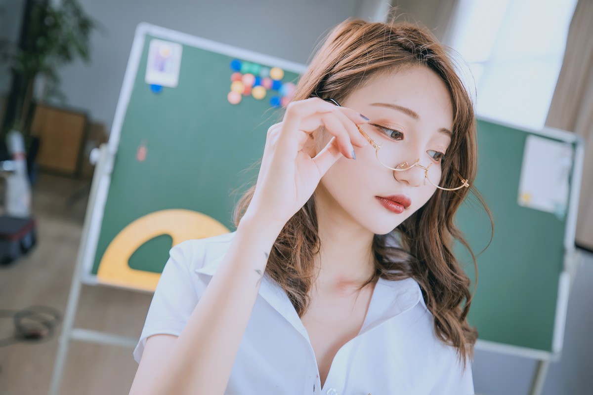 xgyw.top_萝莉美女神楽板真冬百合教室主题教室里师生情主题性感白T配黑丝袜诱惑写真150P