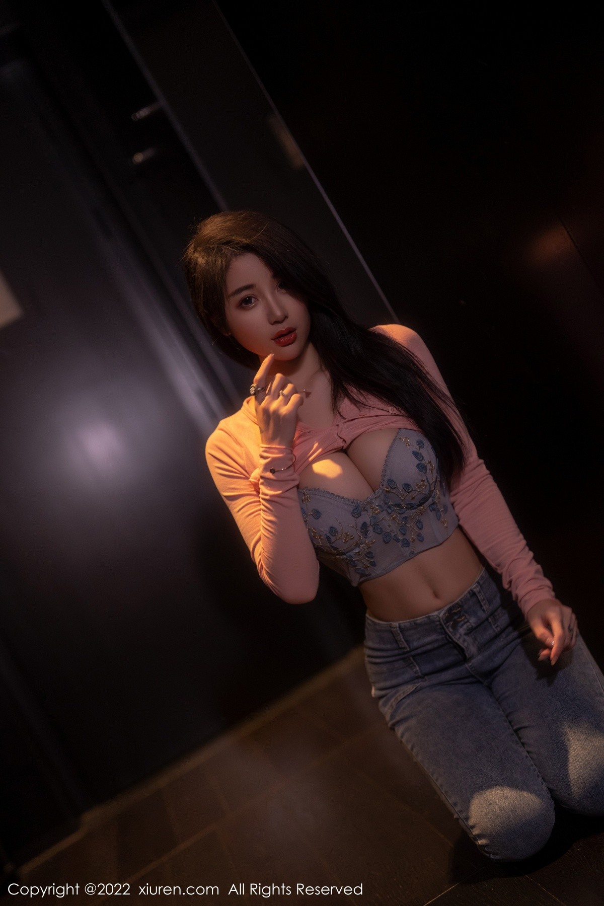 xgyw.top_XiuRen第5506期_模特美七Mia西双版纳旅拍粉色上衣配牛仔裤露性感内衣诱惑写真65P