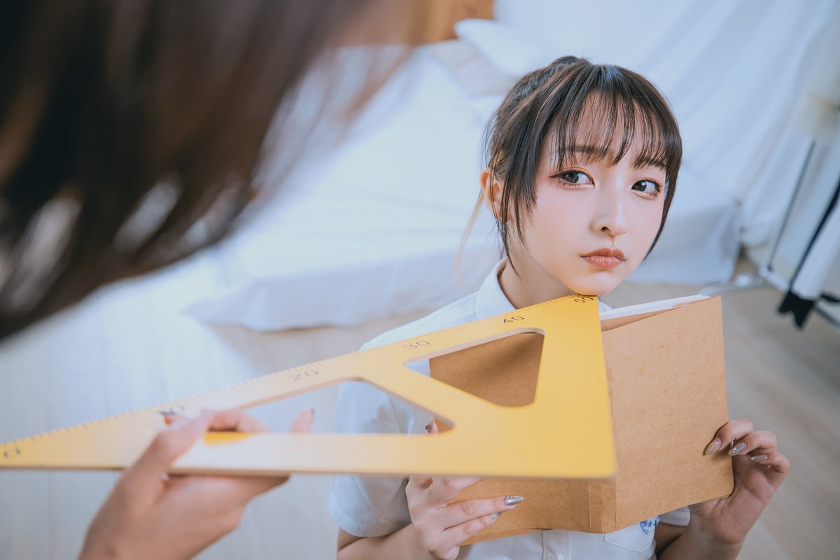 xgyw.top_萝莉美女神楽板真冬百合教室主题教室里师生情主题性感白T配黑丝袜诱惑写真150P