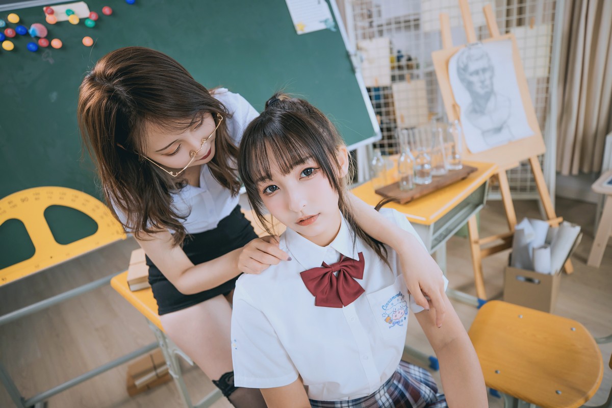 xgyw.top_萝莉美女神楽板真冬百合教室主题教室里师生情主题性感白T配黑丝袜诱惑写真150P