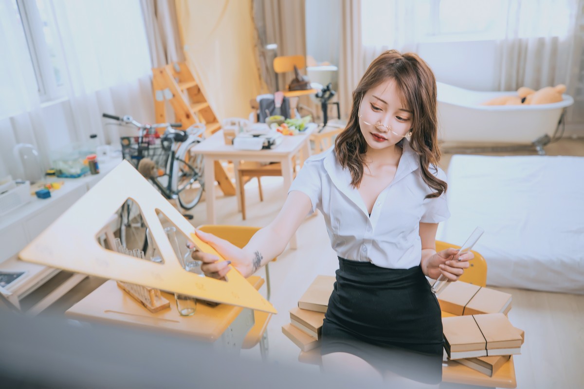 xgyw.top_萝莉美女神楽板真冬百合教室主题教室里师生情主题性感白T配黑丝袜诱惑写真150P