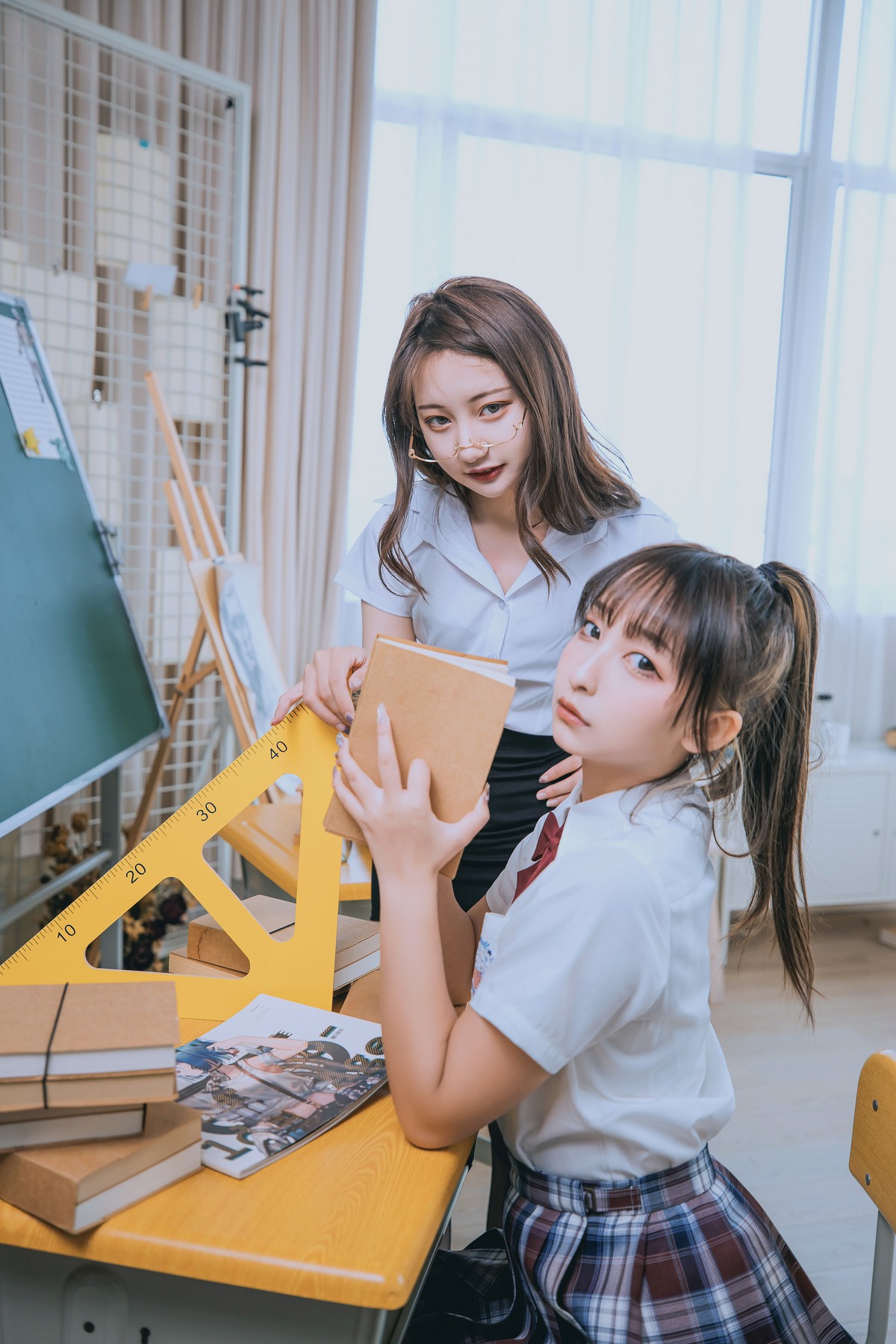 xgyw.top_萝莉美女神楽板真冬百合教室主题教室里师生情主题性感白T配黑丝袜诱惑写真150P