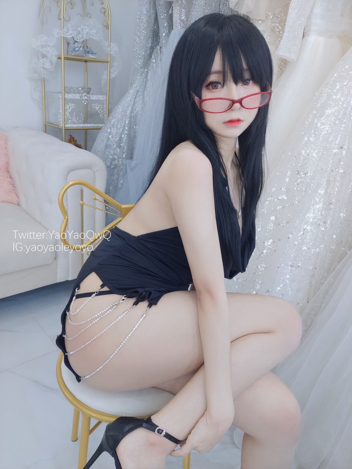 xgyw.top_网络美女软妹摇摇乐和姐姐一起玩吧主题性感黑色礼裙半脱露豪乳遮点诱惑写真32P