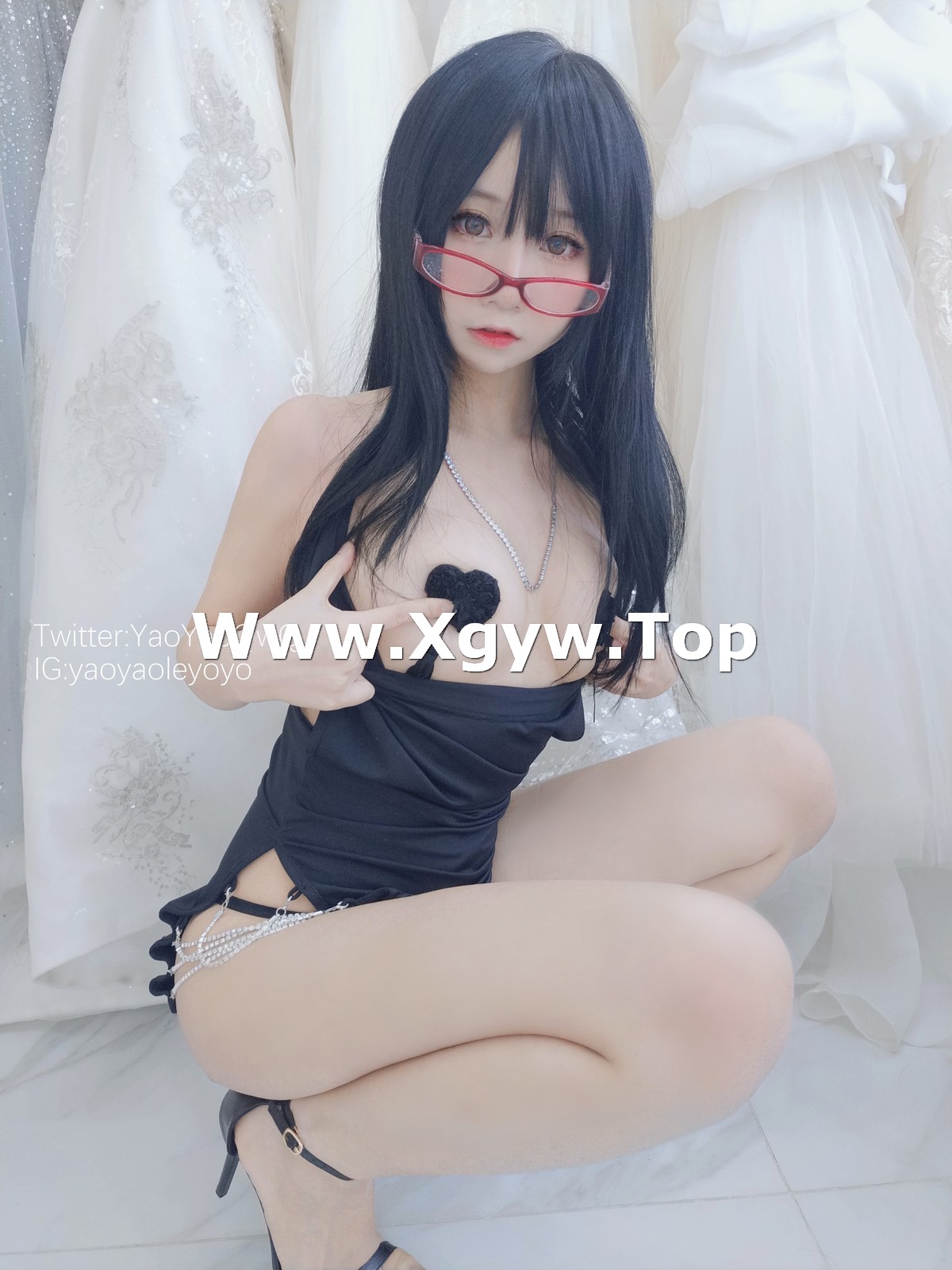 xgyw.top_网络美女软妹摇摇乐和姐姐一起玩吧主题性感黑色礼裙半脱露豪乳遮点诱惑写真32P