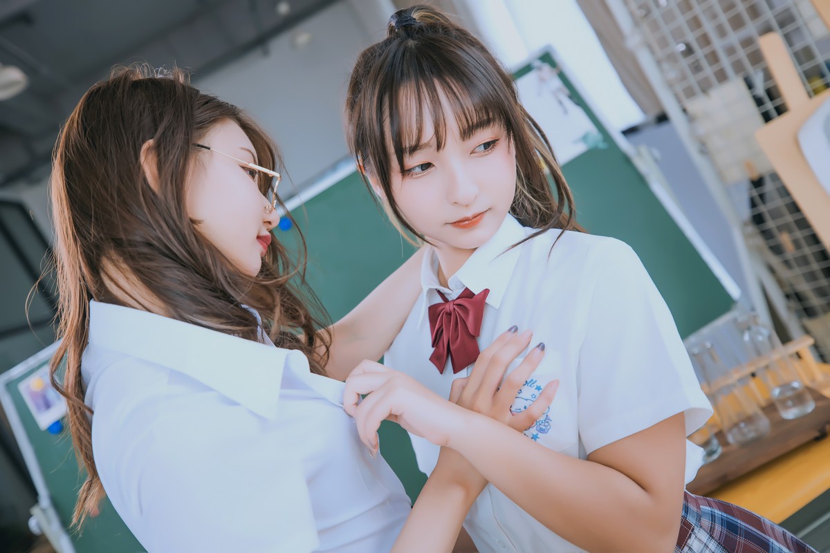xgyw.top_萝莉美女神楽板真冬百合教室主题教室里师生情主题性感白T配黑丝袜诱惑写真150P