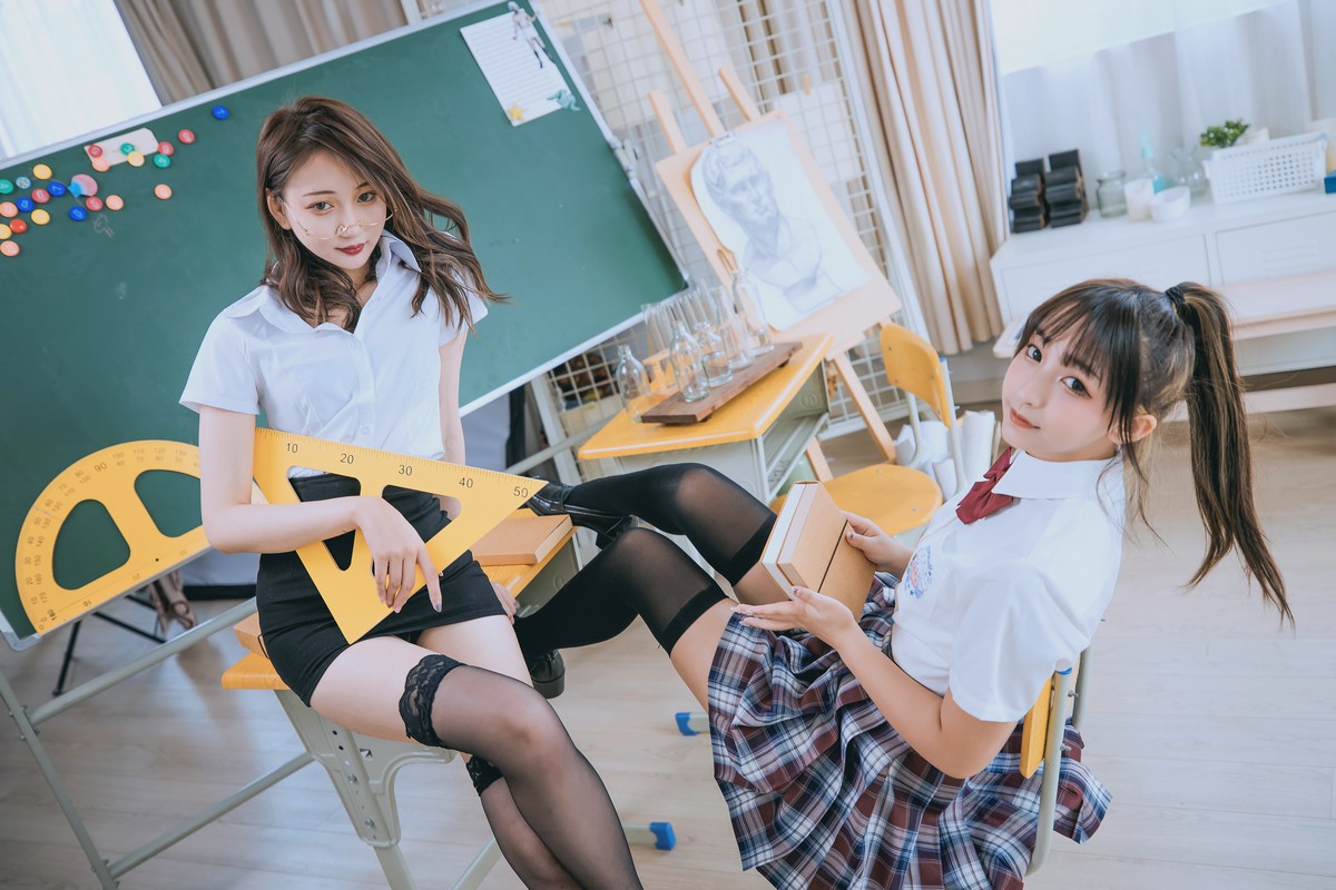 xgyw.top_萝莉美女神楽板真冬百合教室主题教室里师生情主题性感白T配黑丝袜诱惑写真150P