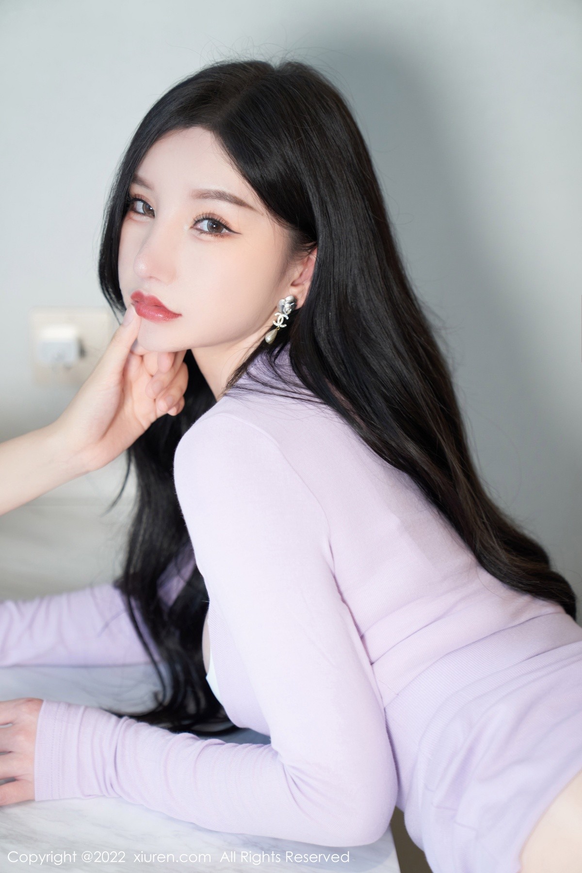 xgyw.top_XiuRen第5501期_女神周于希Sally性感紫色收身连衣短裙配闪亮肉丝迷人诱惑写真83P