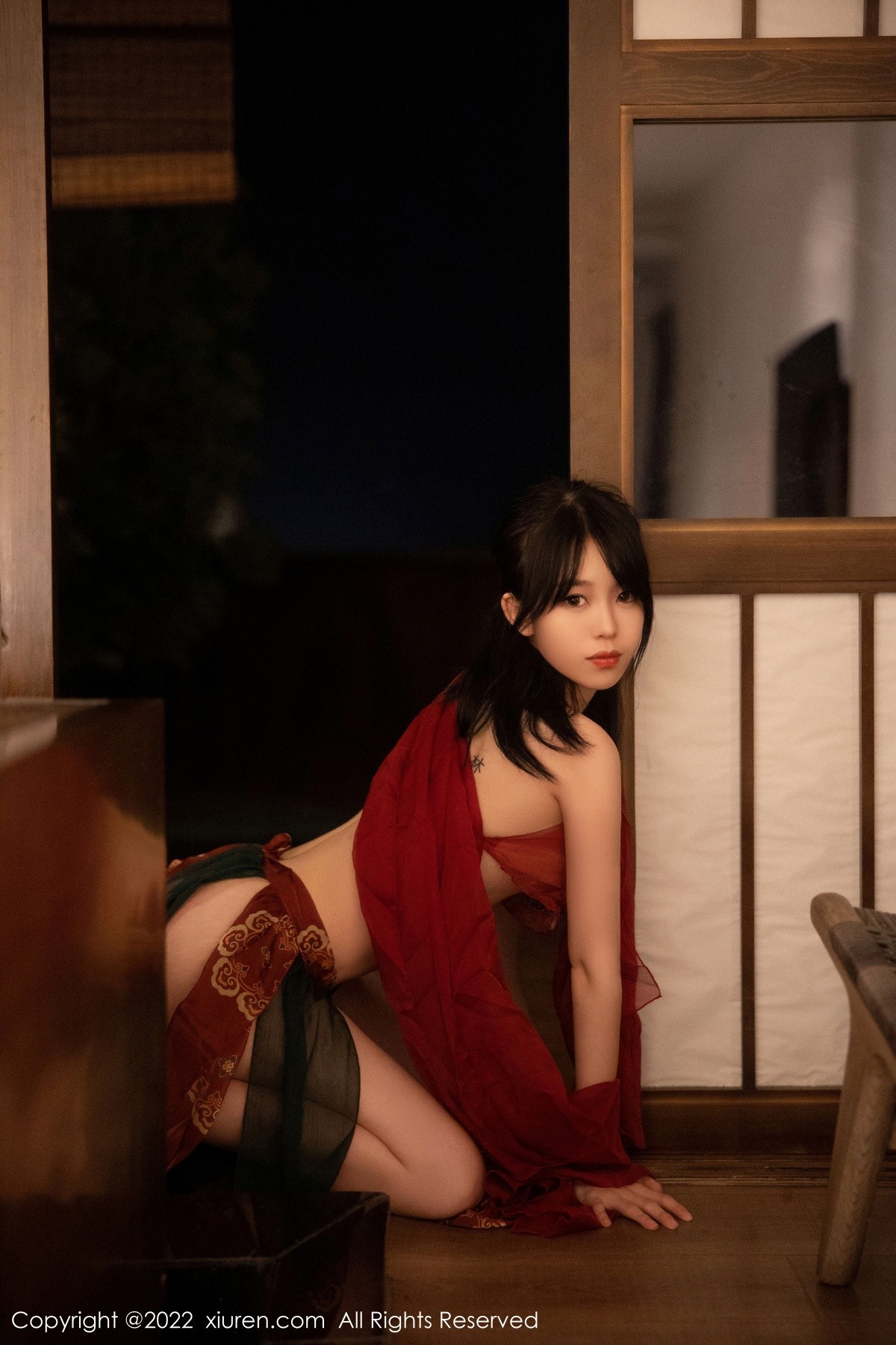 xgyw.top_XiuRen第5527期_模特奶瓶大理旅拍私房性感红色轻透古装服秀完美身材诱惑写真78P