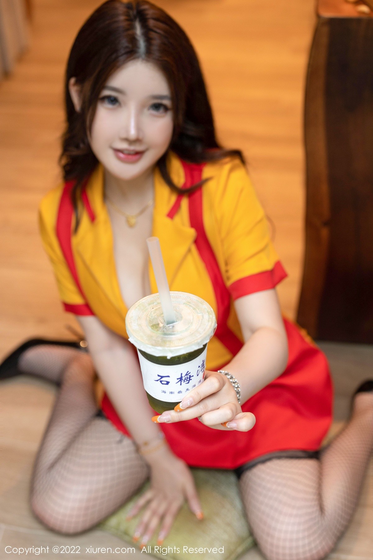 xgyw.top_XiuRen第5509期_模特小海臀Rena海南旅拍服务员制服秀丰满身材撩人诱惑写真56P