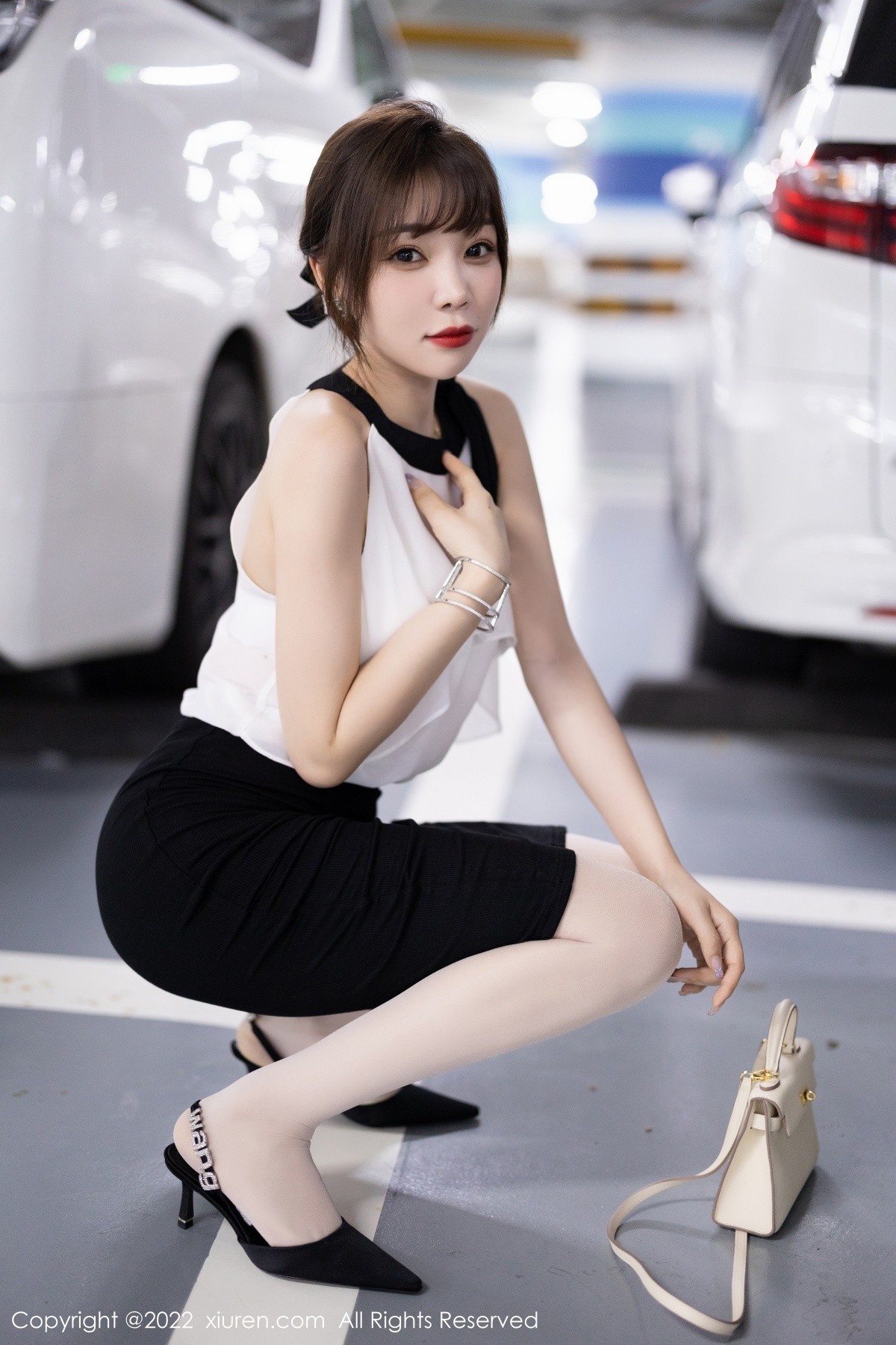 xgyw.top_XiuRen第5500期_女神徐莉芝Booty性感服饰配黑短裙露白色内衣原色丝袜诱惑写真80P