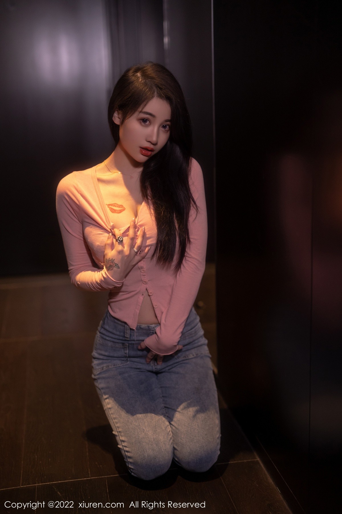 xgyw.top_XiuRen第5506期_模特美七Mia西双版纳旅拍粉色上衣配牛仔裤露性感内衣诱惑写真65P