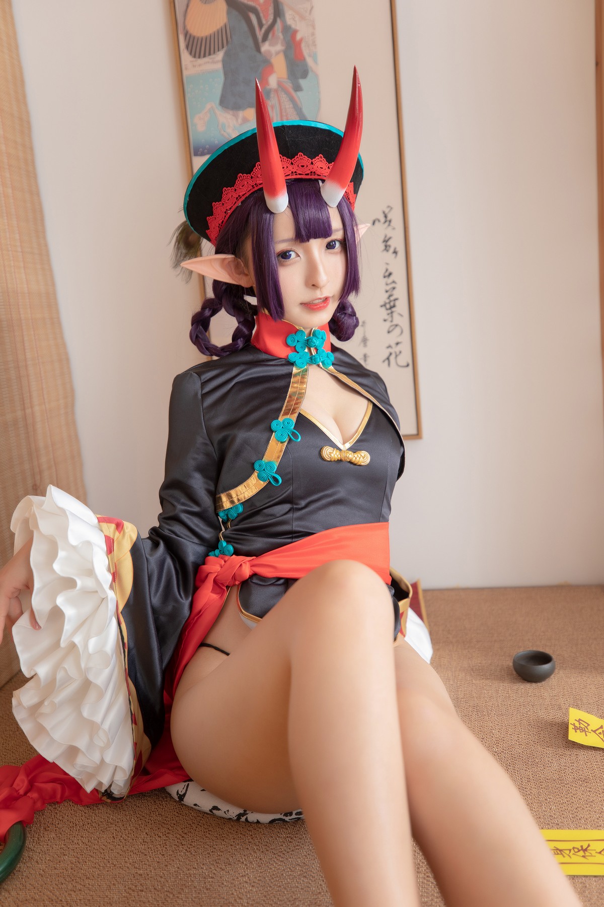 xgyw.top_萝莉美女神楽板真冬酒吞cos主题性感黑色短旗袍秀翘臀美腿撩人诱惑写真150P