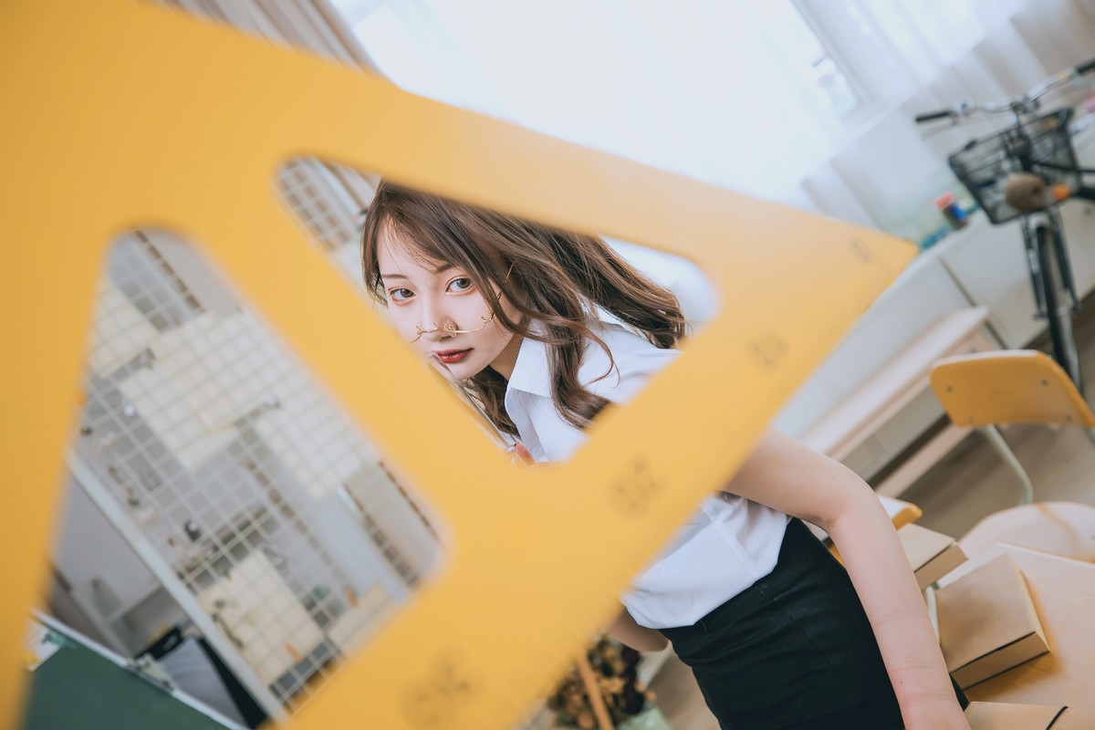 xgyw.top_萝莉美女神楽板真冬百合教室主题教室里师生情主题性感白T配黑丝袜诱惑写真150P