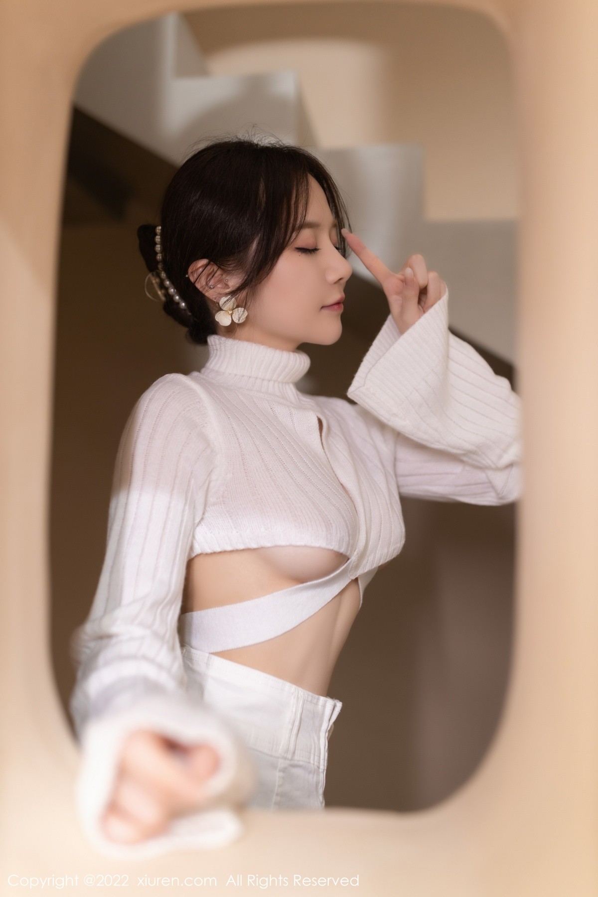 xgyw.top_XiuRen第5503期_模特鱼子酱Fish纯白轻透上衣配白短裙露闪亮开档肉丝诱惑写真81P