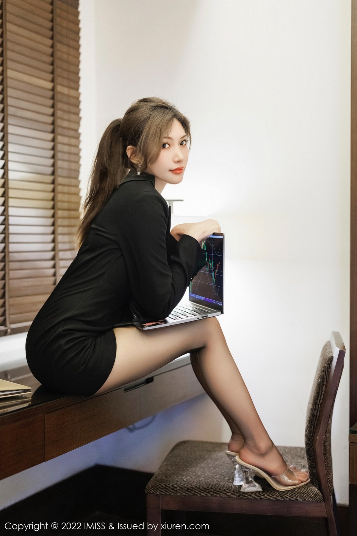 xgyw.top_[IMISS爱蜜社]Vol.695_女神小狐狸Kathryn性感黑色职业装半脱露黑色内衣迷人诱惑写真54P