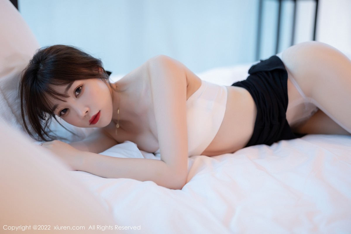 xgyw.top_XiuRen第5500期_女神徐莉芝Booty性感服饰配黑短裙露白色内衣原色丝袜诱惑写真80P