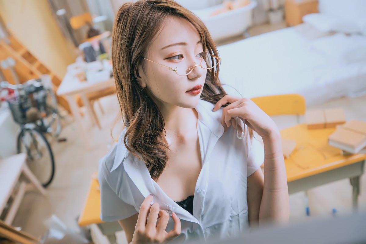 xgyw.top_萝莉美女神楽板真冬百合教室主题教室里师生情主题性感白T配黑丝袜诱惑写真150P