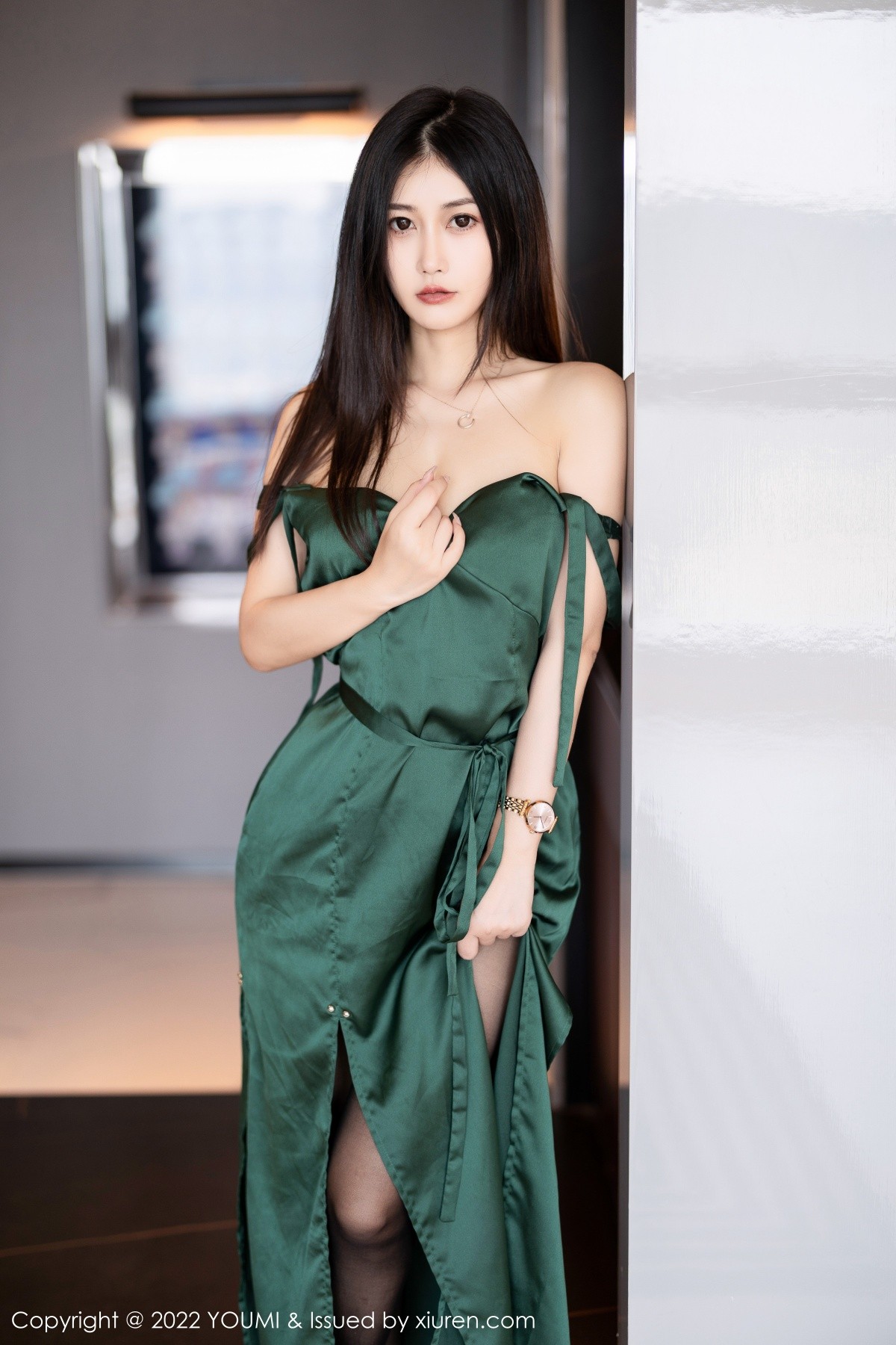 xgyw.top_[YouMi尤蜜荟]Vol.837_模特laura阿姣脱性感暗绿色长裙露黑色蕾丝内衣超薄黑丝诱惑写真70P
