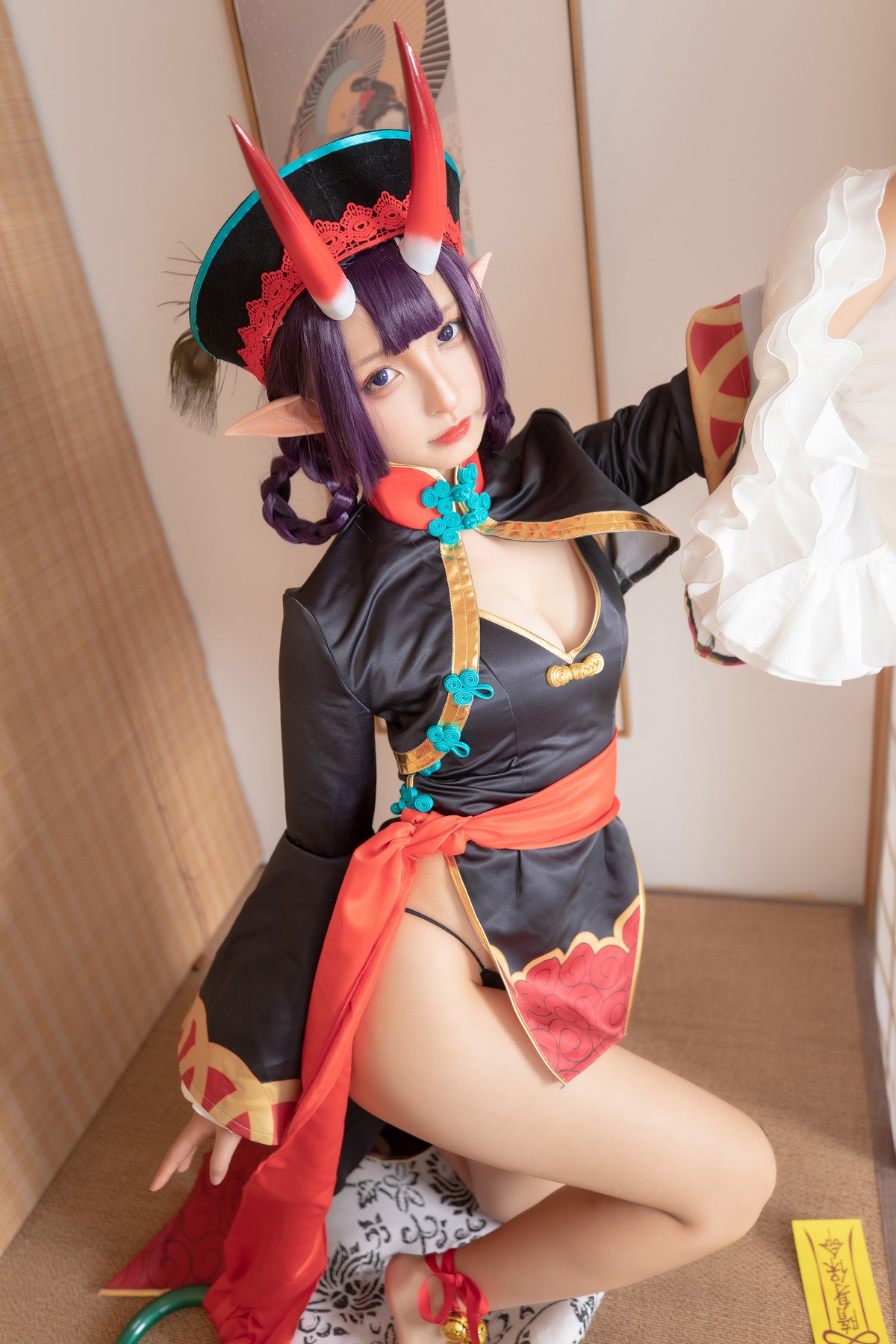 xgyw.top_萝莉美女神楽板真冬酒吞cos主题性感黑色短旗袍秀翘臀美腿撩人诱惑写真150P