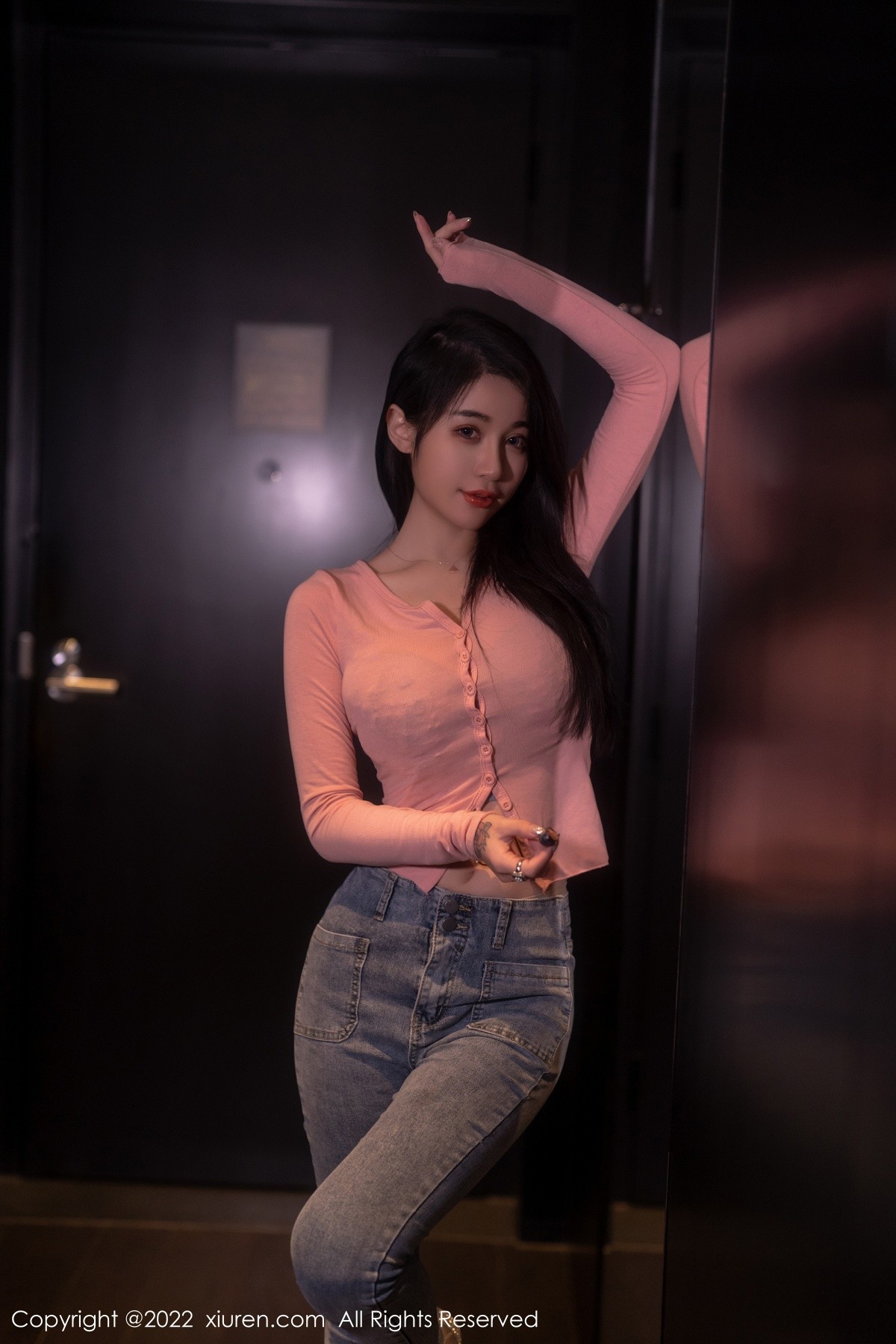 xgyw.top_XiuRen第5506期_模特美七Mia西双版纳旅拍粉色上衣配牛仔裤露性感内衣诱惑写真65P