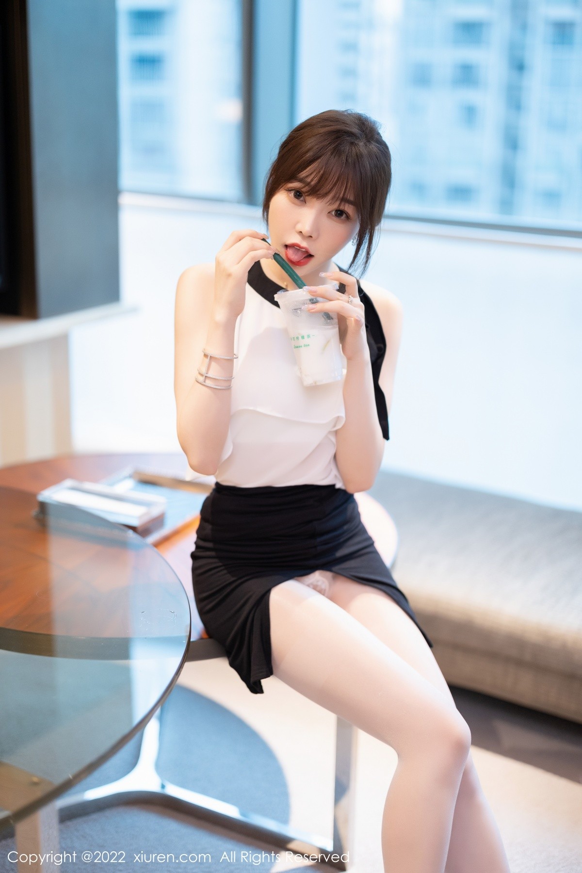 xgyw.top_XiuRen第5500期_女神徐莉芝Booty性感服饰配黑短裙露白色内衣原色丝袜诱惑写真80P