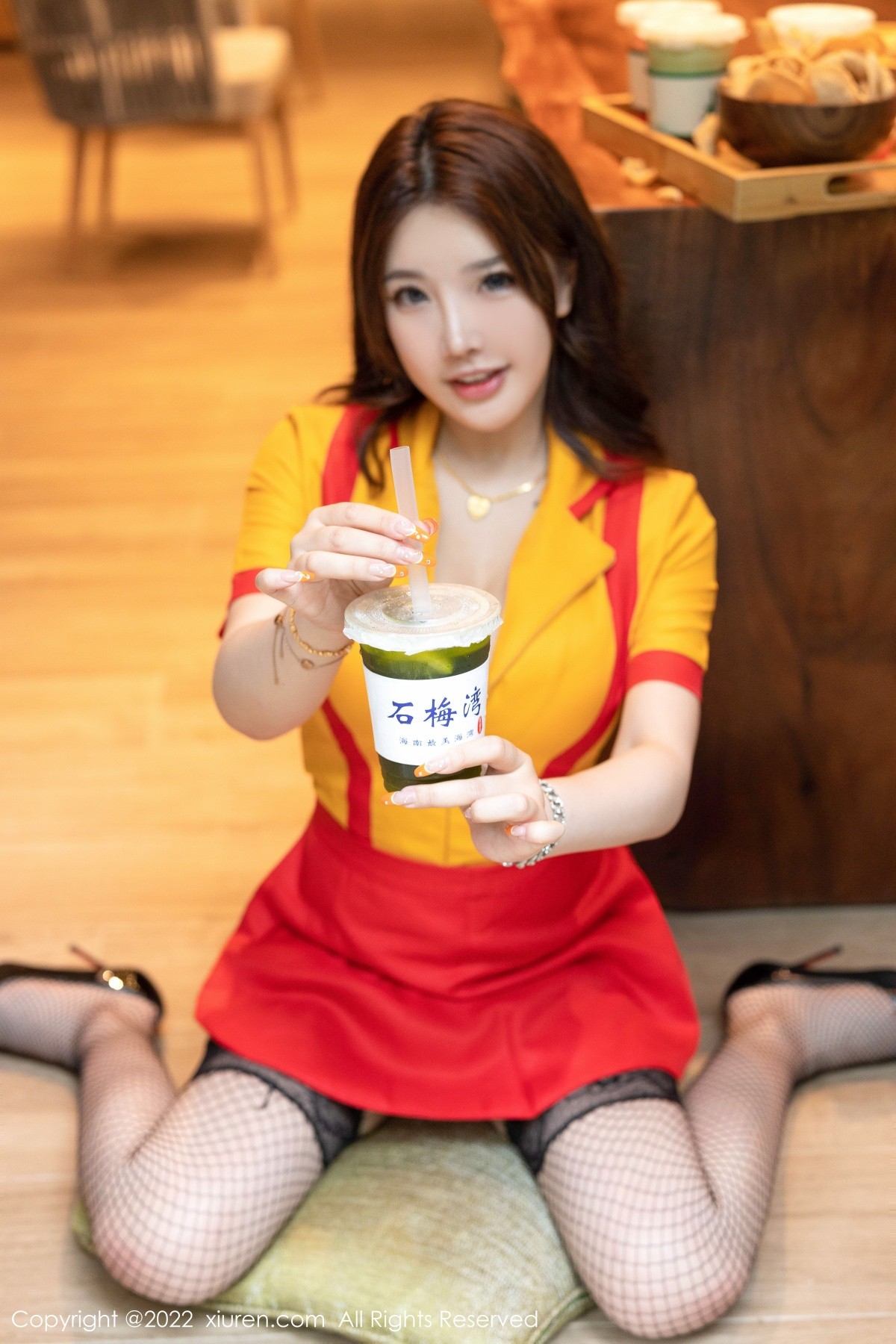 xgyw.top_XiuRen第5509期_模特小海臀Rena海南旅拍服务员制服秀丰满身材撩人诱惑写真56P