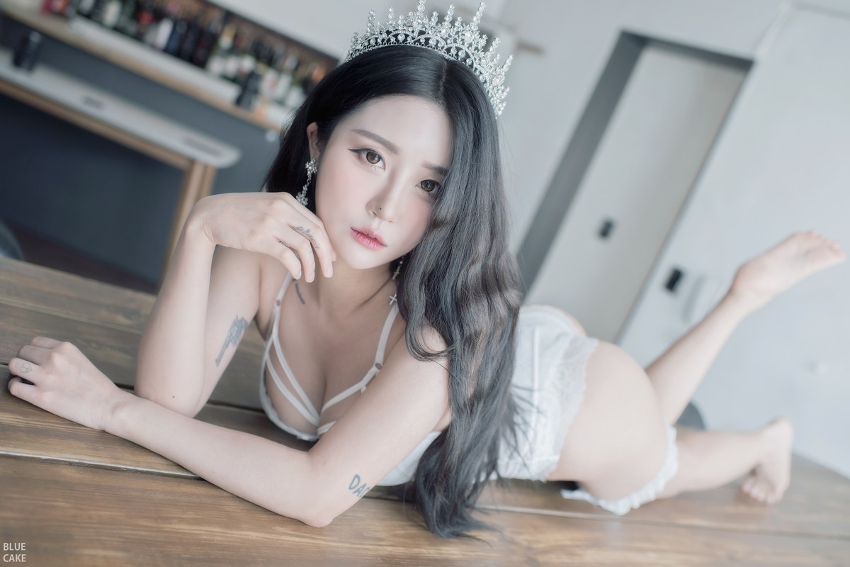 xgyw.top_[Bluecake]Bomi-Happy Bomiday主题私房性感白色情趣内衣秀完美身材诱惑写真95P