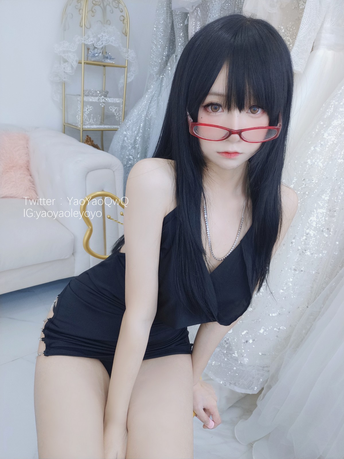 xgyw.top_网络美女软妹摇摇乐和姐姐一起玩吧主题性感黑色礼裙半脱露豪乳遮点诱惑写真32P