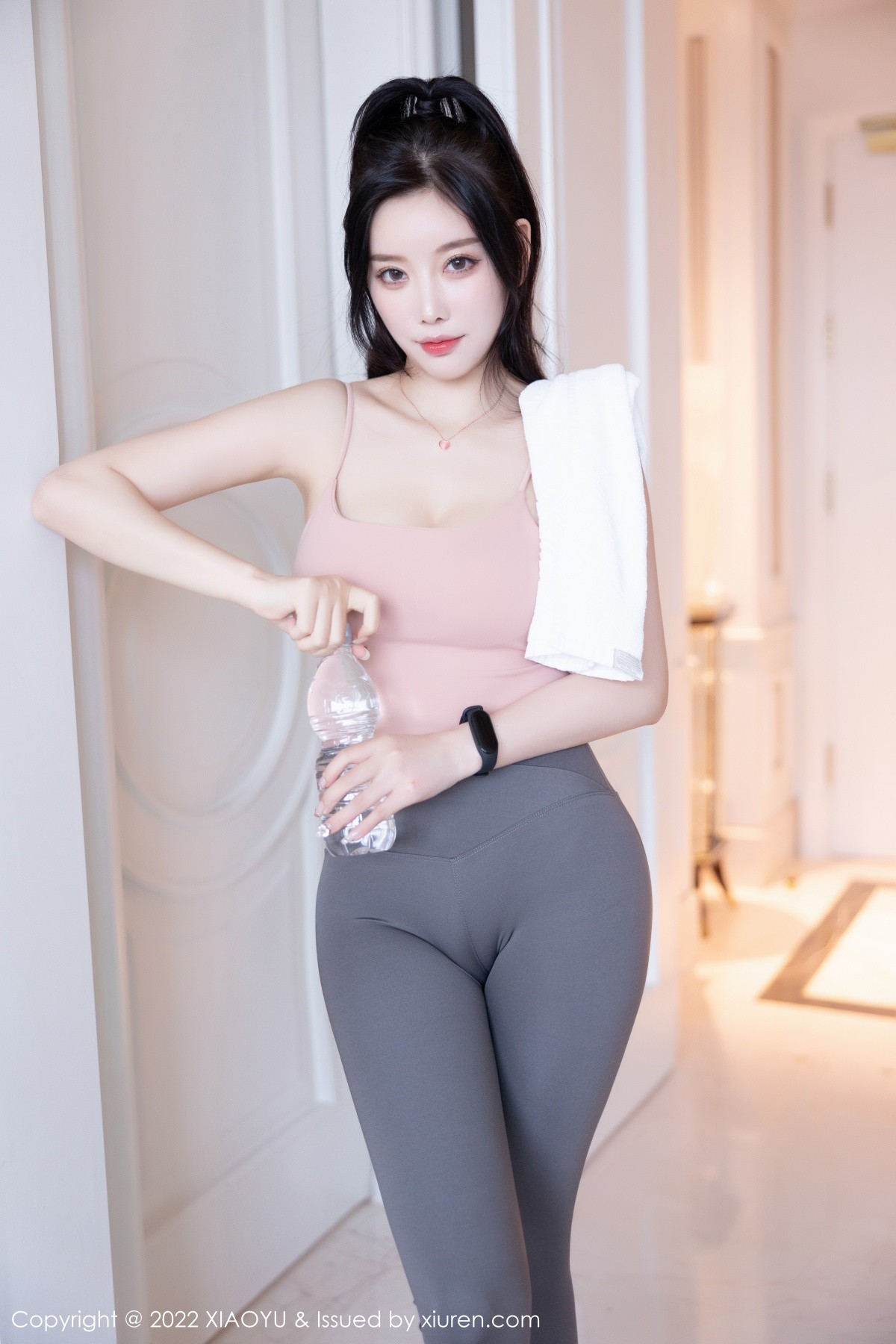 xgyw.top_[XiaoYu画语界]Vol.856_女神杨晨晨Yome心愿旅拍浅粉色吊带配深灰运动裤撩人诱惑写真91P