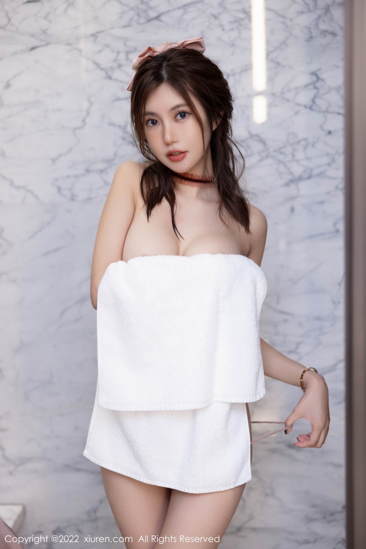 xgyw.top_XiuRen第5536期_女神绮里嘉海南心愿旅拍浴室暖灰蕾丝睡衣秀火辣身材诱惑写真70P