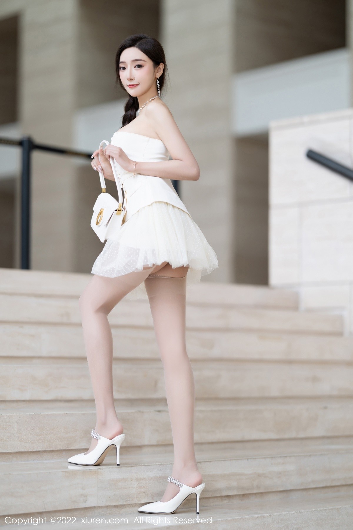 xgyw.top_XiuRen第5539期_女神王馨瑶yanni白色露肩服饰 珍珠色睡裙配蕾丝吊袜诱惑写真78P