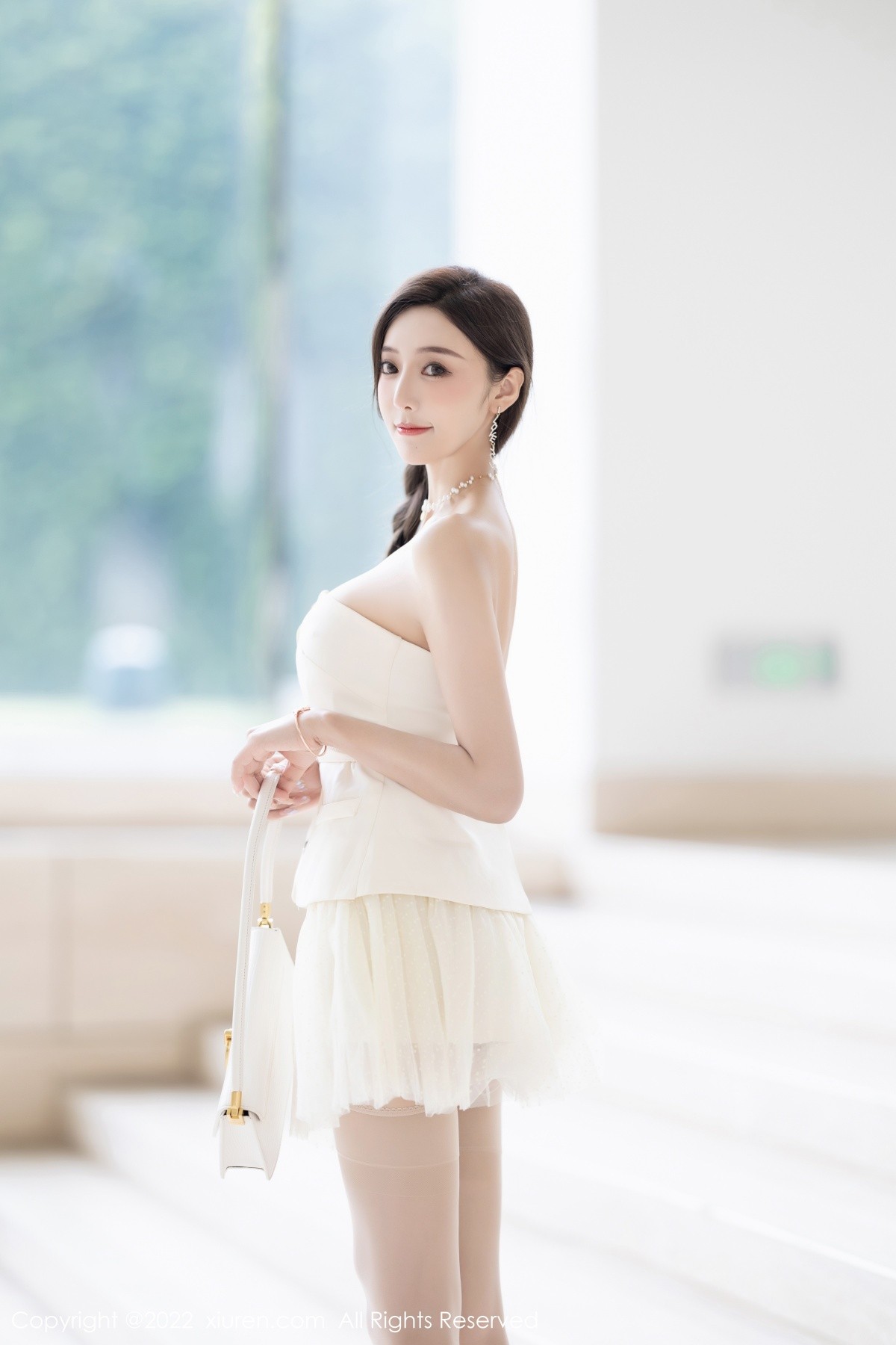 xgyw.top_XiuRen第5539期_女神王馨瑶yanni白色露肩服饰 珍珠色睡裙配蕾丝吊袜诱惑写真78P