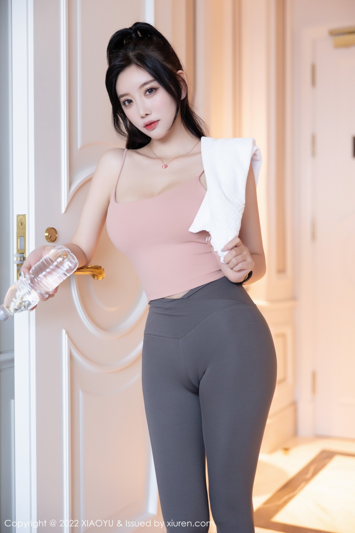 xgyw.top_[XiaoYu画语界]Vol.856_女神杨晨晨Yome心愿旅拍浅粉色吊带配深灰运动裤撩人诱惑写真91P