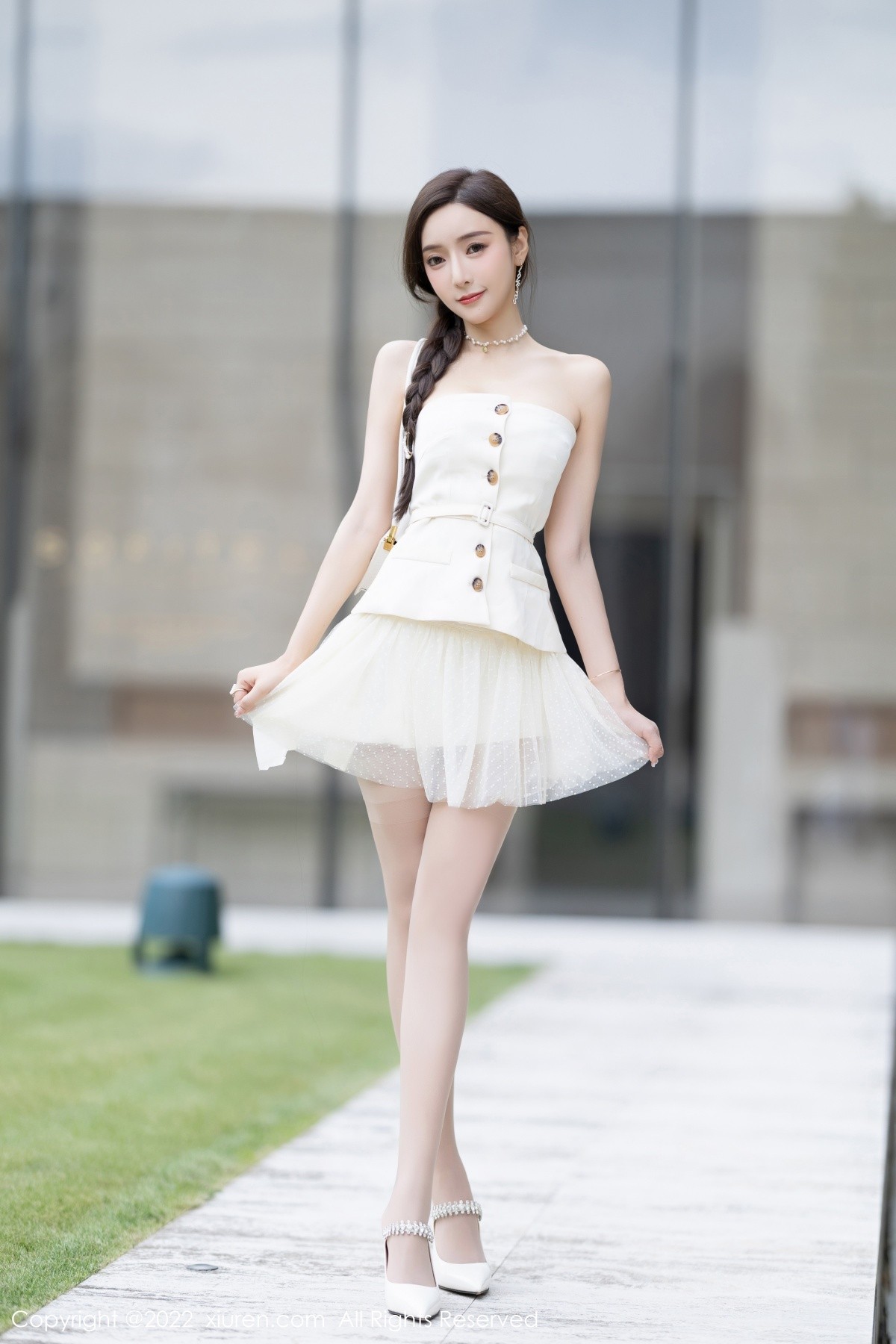 xgyw.top_XiuRen第5539期_女神王馨瑶yanni白色露肩服饰 珍珠色睡裙配蕾丝吊袜诱惑写真78P