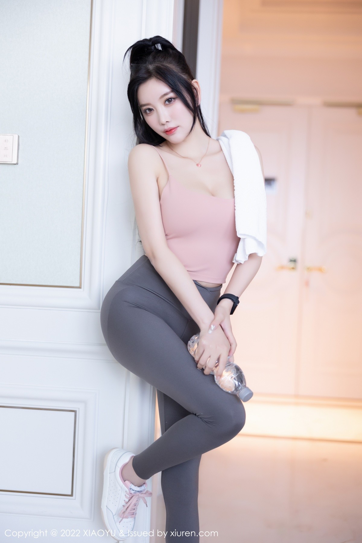 xgyw.top_[XiaoYu画语界]Vol.856_女神杨晨晨Yome心愿旅拍浅粉色吊带配深灰运动裤撩人诱惑写真91P