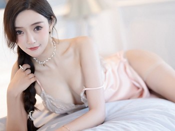 XiuRen第5539期_校花王馨瑶yanni白色露肩服饰 珍珠色睡裙配蕾丝吊袜骚扰写真78P